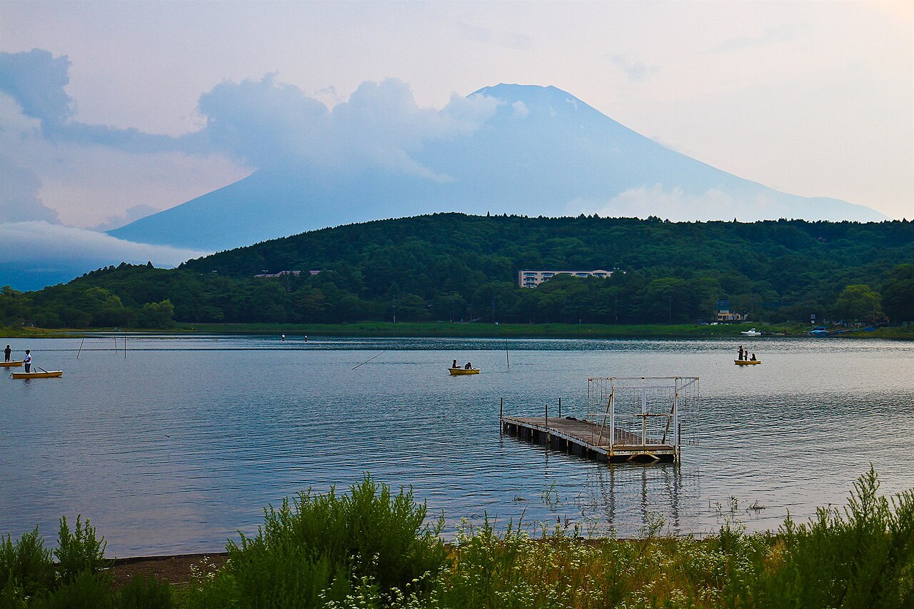 山中湖と富士山